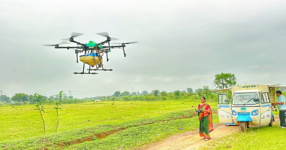 ड्रोन के पंखों से आत्मनिर्भरता की उड़ान, ‘विष्णु भैया’ की योजनाओं से हेमलता बनीं ड्रोन दीदी
