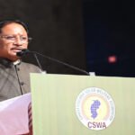 मुख्यमंत्री ने सोलर उद्योगों के स्टॉलों का किया अवलोकन, उत्कृष्ट कार्य करने वाली संस्थाओं, बैंकों एवं व्यक्तियों को किया सम्मानित