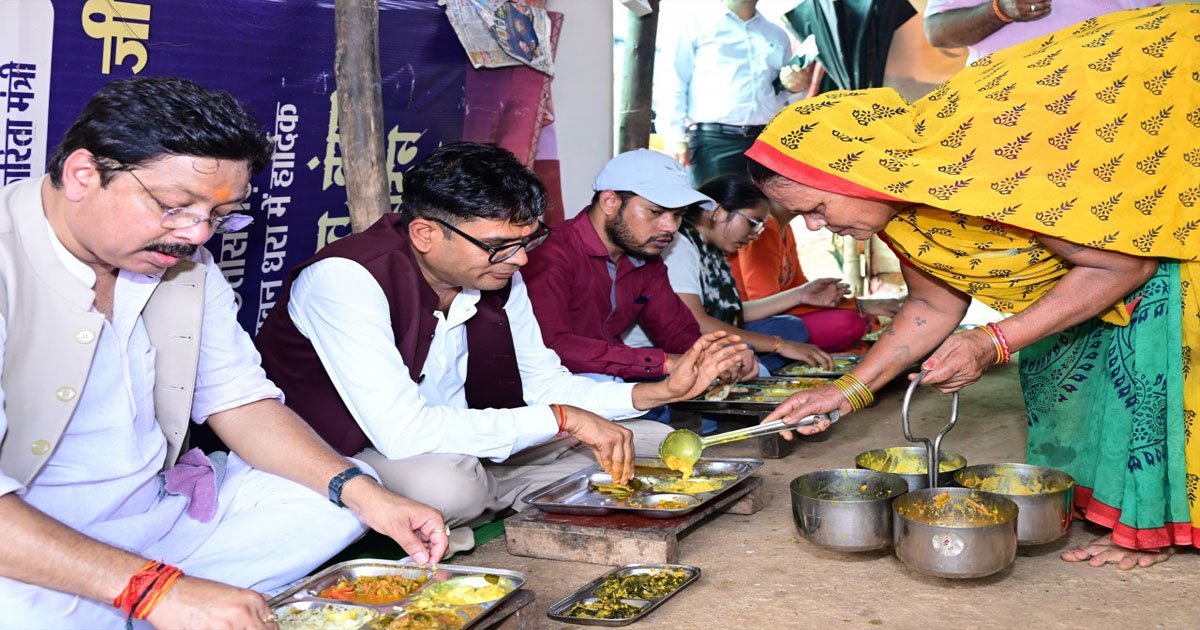 अपनों के बीच जमीन पर बैठकर देसी स्वाद का आनंद, वित्त मंत्री चौधरी ने कहा—यही हमारी संस्कृति की असली पहचान