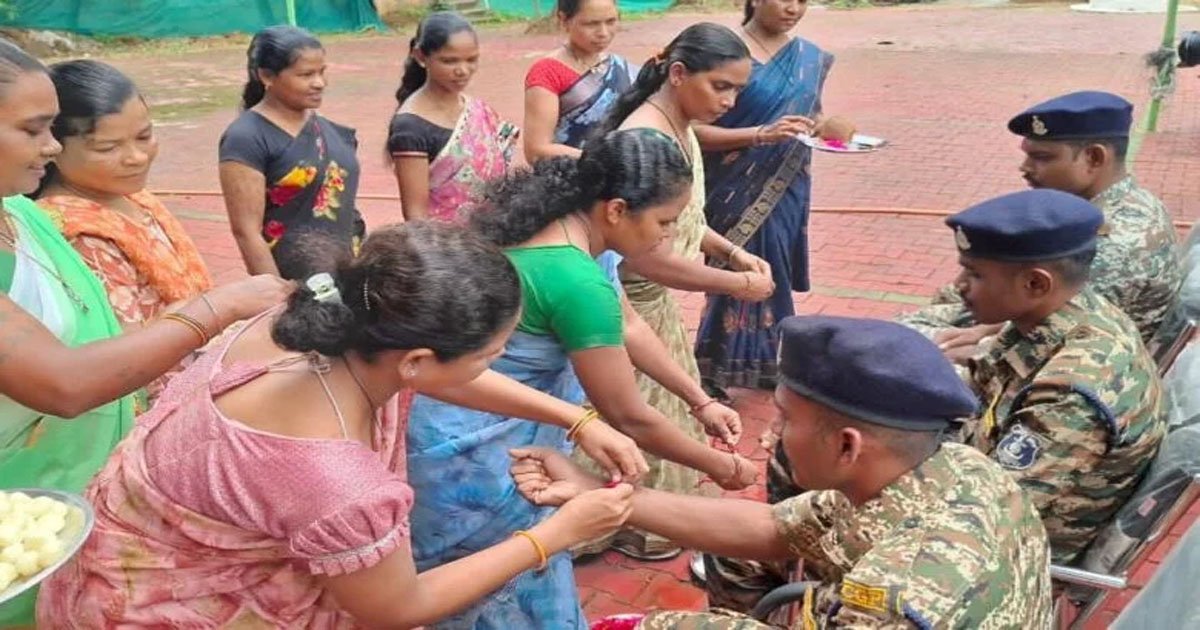 जहां कभी बंदूक थी, वहां बंधा रिश्तों का धागा…बस्तर में राखी ने बदली ‘दुश्मनी’ की परिभाषा 25 साल नक्सली संगठन में रहीं मीना ने जवानों की कलाई पर बांधी राखी