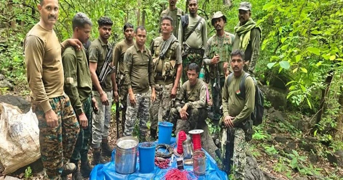 सुरक्षाबलों को सर्चिंग में मिला नक्सल डंप, 2 टिफिन बम सहित भारी मात्रा में विस्फोटक बरामद