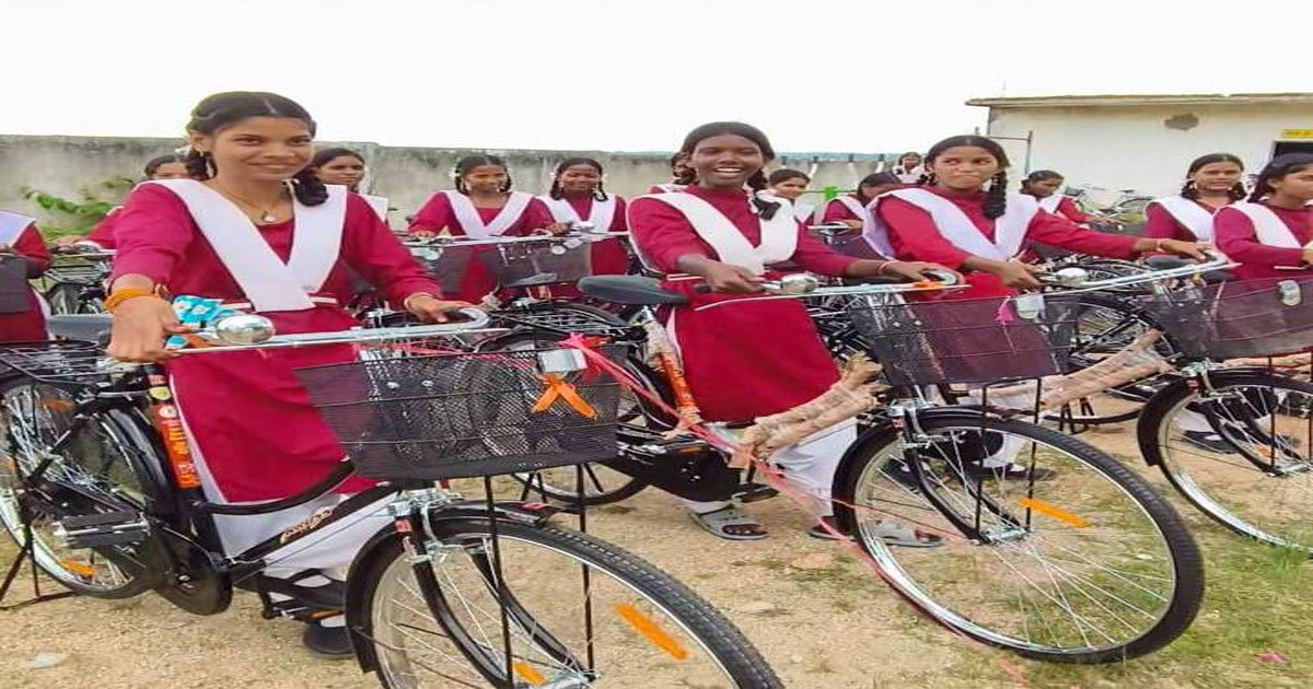 अब नहीं थकेंगे बेटियों के कदम: सरस्वती साइकिल योजना ने दी सपनों को नई रफ्तार, 120 बेटियों को मिली निशुल्क साइकिल