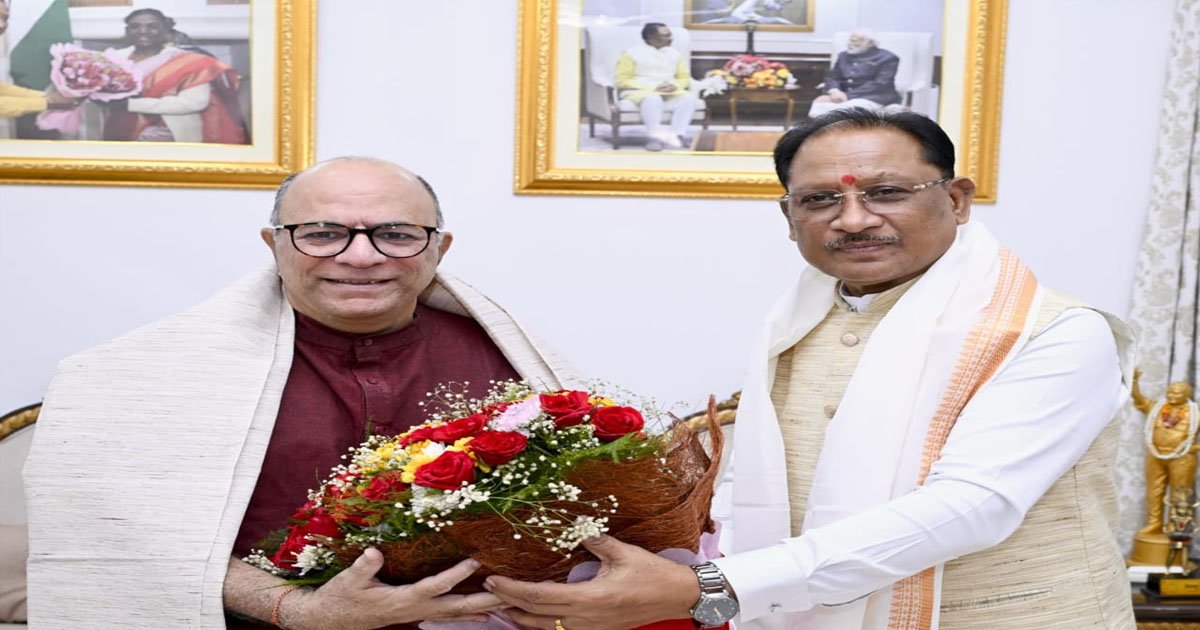 मुख्यमंत्री साय से निर्माता-निर्देशक डॉ. चंद्रप्रकाश द्विवेदी ने की सौजन्य मुलाकात