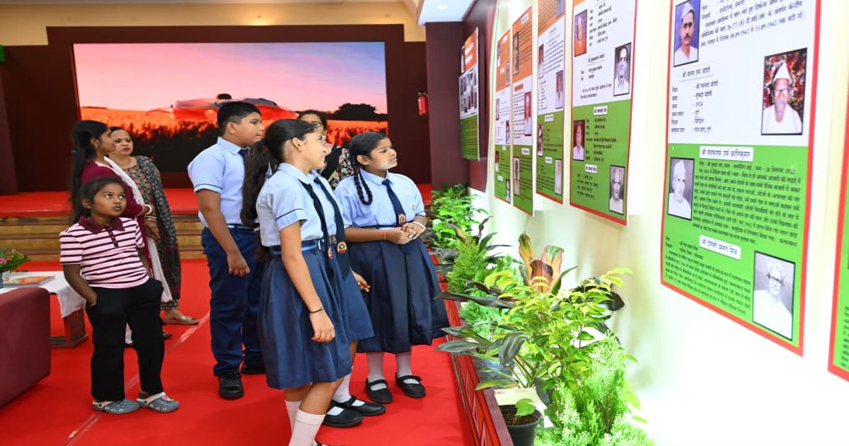 विद्यार्थियों ने देखी स्वतंत्रता संग्राम सेनानियों और ‘वंदे मातरम’ पर आधारित छायाचित्र प्रदर्शनी…..
