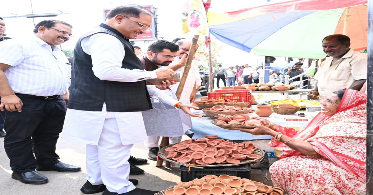 सड़क किनारे पसरे पर अचानक पहुंचे मुख्यमंत्री साय, मीरा के पसरे से खरीदा आशीर्वाद का दीया