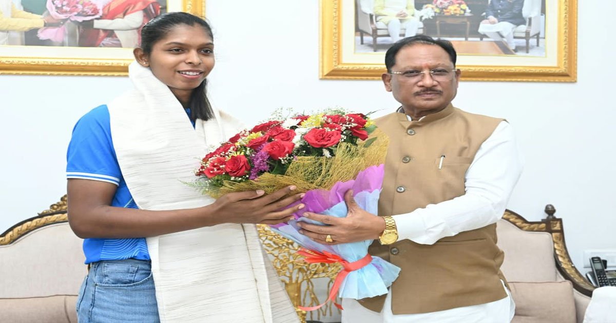एशियन गेम्स की स्वर्ण पदक विजेता टीम की संजू देवी को मुख्यमंत्री विष्णु देव साय ने 51 लाख रुपए की प्रोत्साहन राशि देने की घोषणा की