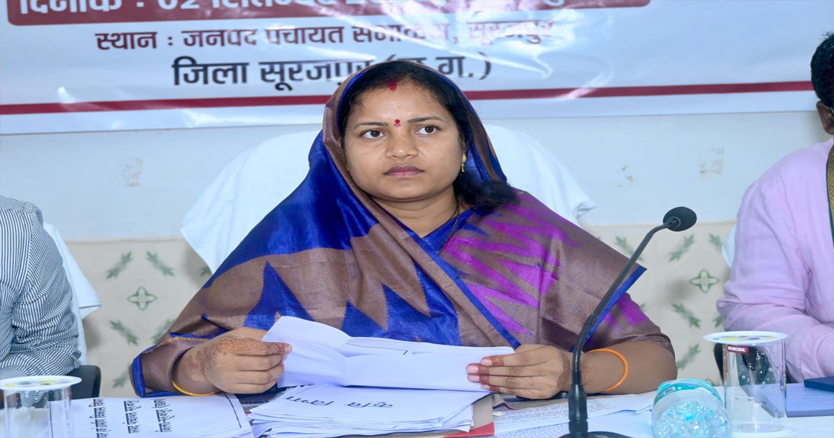 मंत्री राजवाड़े ने सूरजपुर और भैयाथान में विकासखंड स्तरीय समीक्षा बैठकों में योजनाओं की प्रगति की समीक्षा की