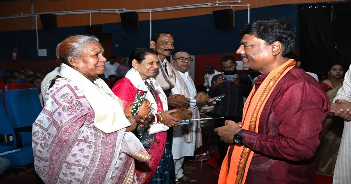 मुख्यमंत्री शिक्षा गौरव अलंकरण समारोह – वन मंत्री कश्यप ने सेवानिवृत्त शिक्षकों और शिक्षा दूतों को किया सम्मानित
