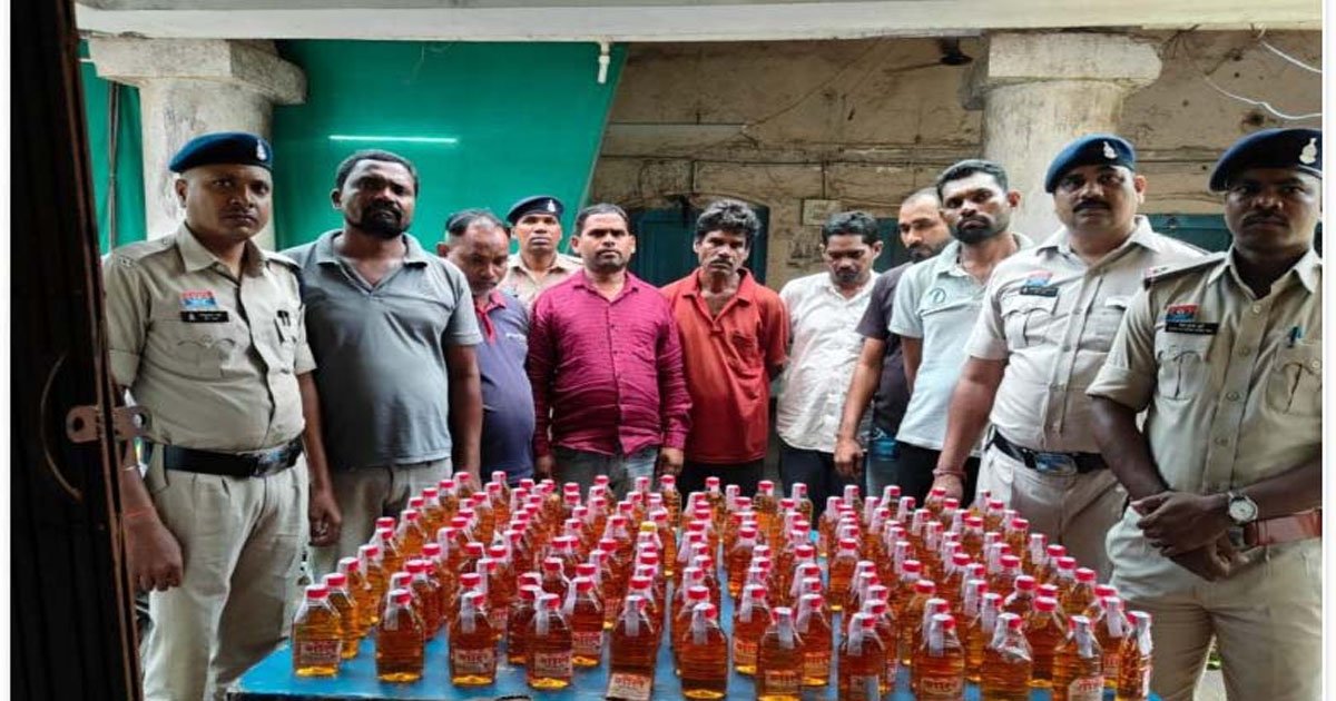 रायपुर में शराब दुकान से जुड़े कर्मचारी ही निकले अवैध सप्लायर, 160 पाव शराब के साथ 7 गिरफ्तार