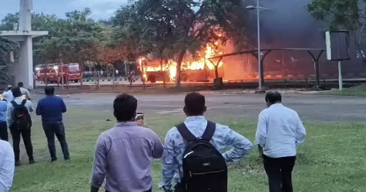 CG-मंत्रालय की स्टाफ बस में लगी आग, ड्यूटी खत्म कर कर्मचारियों को लेकर जा रही थी बस,फिर जो हुआ…