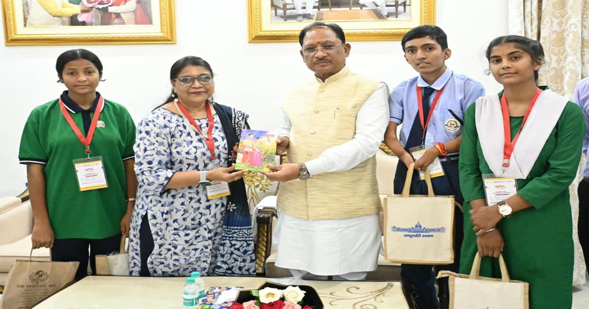 राष्ट्रपति से भेंट कर लौटे प्रतिभावान विद्यार्थियों ने मुख्यमंत्री विष्णु देव साय से की सौजन्य मुलाकात
