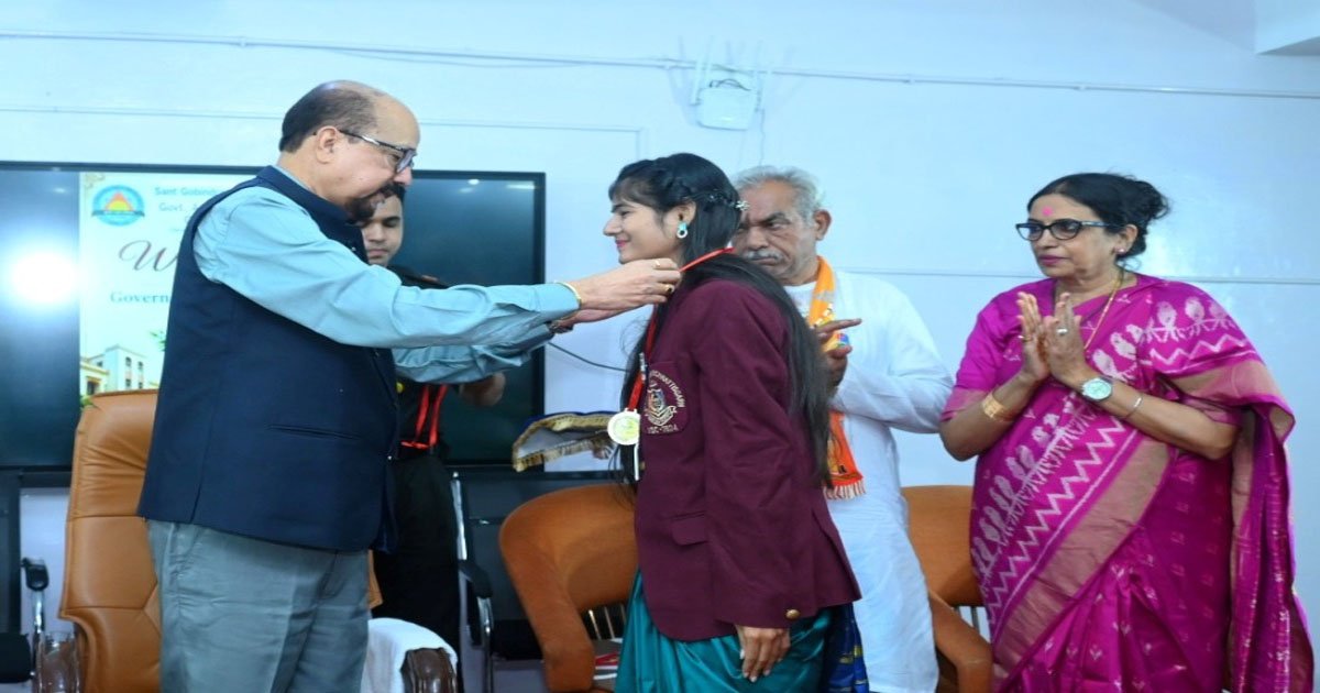 वर्तमान पर फोकस करें, सीखते रहें और समाज के लिए योगदान दें : राज्यपाल डेका
