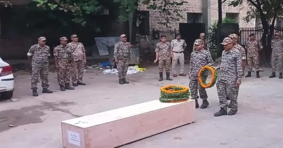Suicide : सीआरपीएफ कैंप में आरक्षक की पेड़ पर फांसी से लटकी मिली लाश, 15 साल से थे तैनात