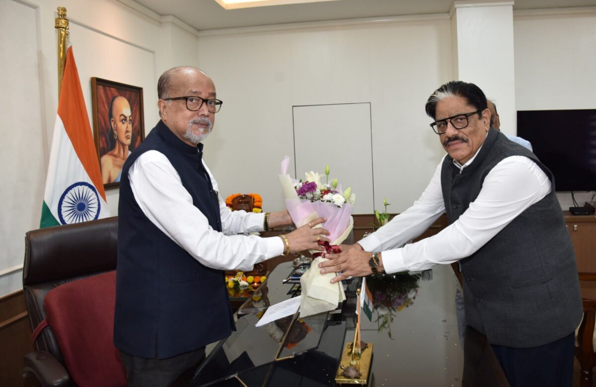 राज्यपाल रमेन डेका से राज्य नीति आयोग के उपाध्यक्ष गणेश शंकर मिश्रा ने की सौजन्य भेंट