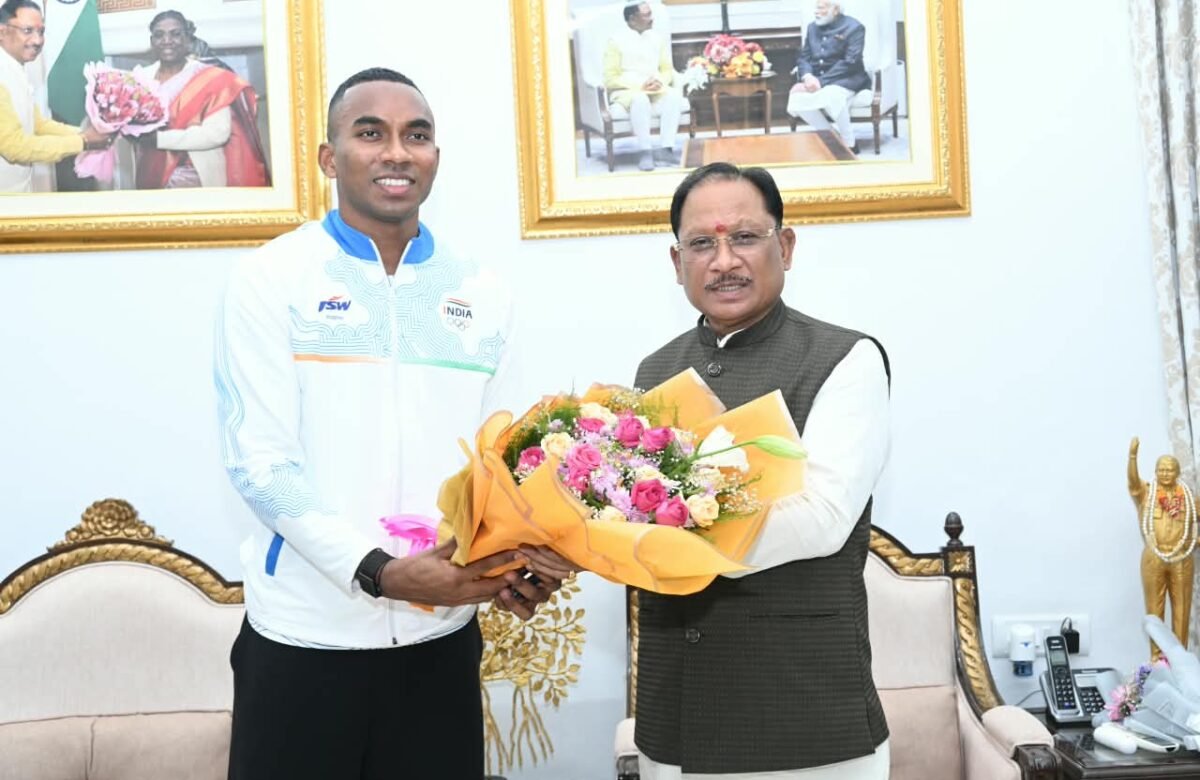मुख्यमंत्री विष्णु देव साय से एशियन गेम्स के कांस्य पदक विजेता एथलीट अनिमेष कुजूर ने की सौजन्य मुलाकात