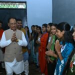 सेवा संकल्प अभियान- 'सेवा के रंग' कार्यक्रम के तहत निर्मित भव्य रंगोली का मुख्यमंत्री  विष्णु देव साय ने किया अवलोकन