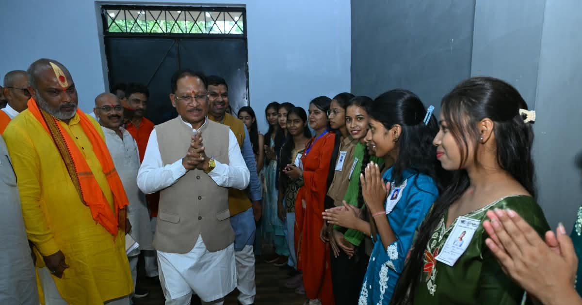 सेवा संकल्प अभियान- ‘सेवा के रंग’ कार्यक्रम के तहत निर्मित भव्य रंगोली का मुख्यमंत्री  विष्णु देव साय ने किया अवलोकन