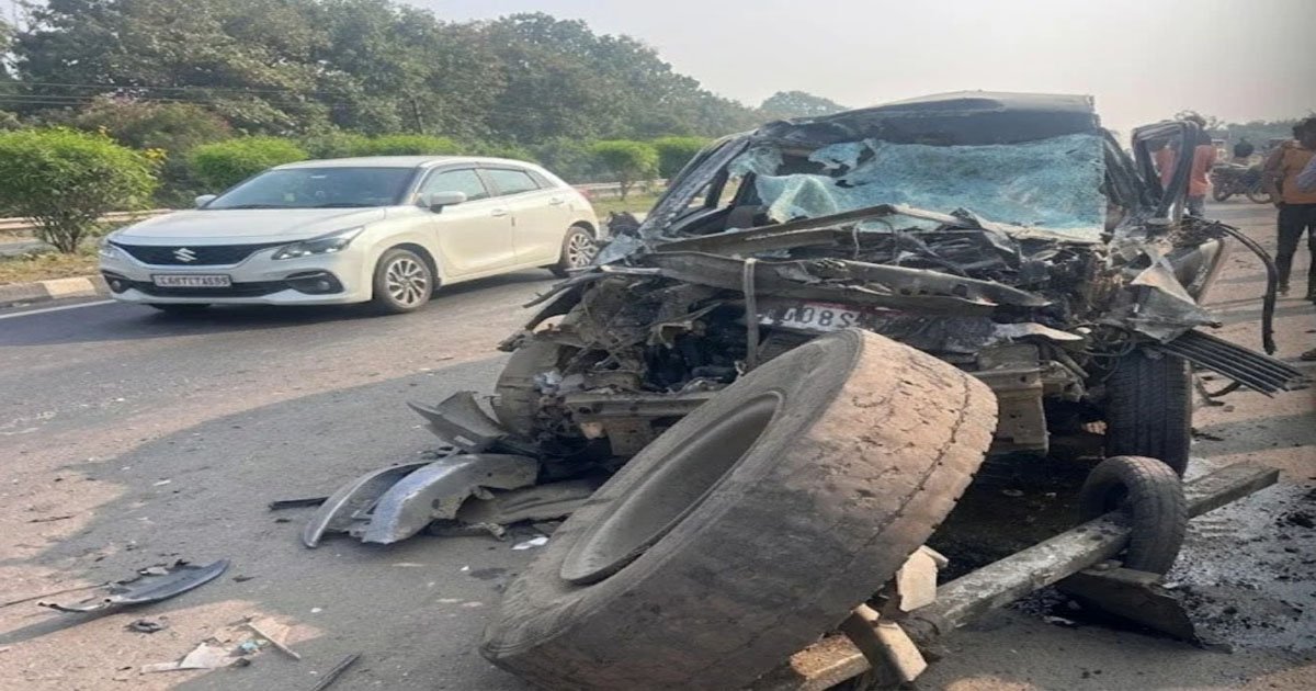 ब्रेकिंग : NH 53 पर ट्रक में जा घुसी कार, 2 महिलाओं की मौत, 3 घायल, कार के उड़े परखच्चे…