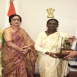 राष्ट्रपति द्रौपदी मुर्मु को राज्यपाल रमेन डेका ने भेंट की पहाड़ी मैना की प्रतिकृति