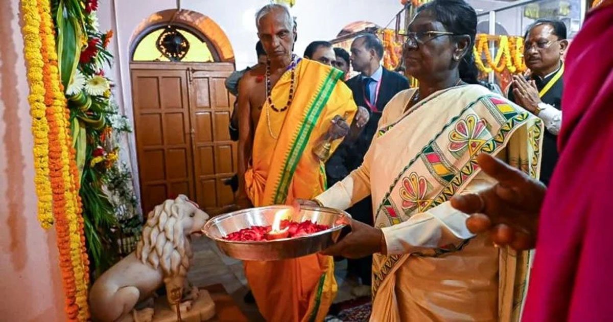 माँ दंतेश्वरी के दरबार पहुंची राष्ट्रपति द्रौपदी मुर्मु, पूजा-अर्चना कर की देश में सुख, शांति और समृद्धि के लिए प्रार्थना